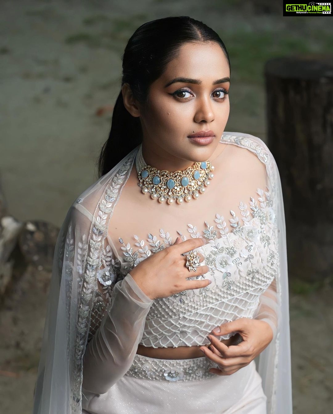 Ananya Instagram - "Dressed in white, feeling like a dream."🧿 Photography: @avinashchoochiphotography Styling: @rashmimuraleedharan Jewellery: @akshayagold_palakkad Hair&makeup: @brahma_hairandmakeup Wearing: @thunnal Location: @kondai_lip_resort #ananya #instagram #love #picoftheday #fashion #smile #happy #style #life #myself #trending
