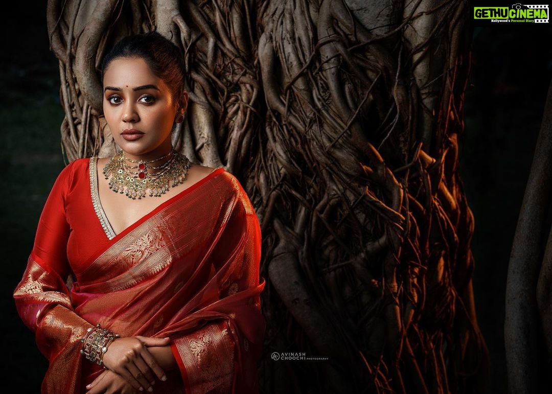 Ananya Instagram - Every woman has a bit of red in her personality. We just gotta bring it out. Photography:@avinashchoochiphotography styling: @rashmimuraleedharan Jewellery: @akshayagold_palakkad Hair&makeup: @brahma_hairandmakeup Saree: @label.tamara Blouse: @saanvi_designs_ Location: @kondai_lip_resort Retouch: @suveeshgraphiccyanide #instagram #instagood #love #like #follow #photography #photooftheday #instadaily #fashion #instalike #beautiful #smile #nature #style #life #myself #india #likeforfollow #lnstapost #trending #explore