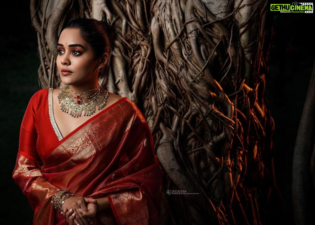 Ananya Instagram - Every woman has a bit of red in her personality. We just gotta bring it out. Photography:@avinashchoochiphotography styling: @rashmimuraleedharan Jewellery: @akshayagold_palakkad Hair&makeup: @brahma_hairandmakeup Saree: @label.tamara Blouse: @saanvi_designs_ Location: @kondai_lip_resort Retouch: @suveeshgraphiccyanide #instagram #instagood #love #like #follow #photography #photooftheday #instadaily #fashion #instalike #beautiful #smile #nature #style #life #myself #india #likeforfollow #lnstapost #trending #explore