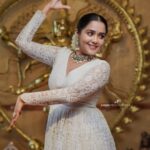 Ananya Instagram - 🤍Hrudhayathin thanthriyil aaro viral thodum Mua @vikas.vks.makeupartist Stylist @imjoboyaugustine 📸 @ameensabil #vaathilpazhuthilooden #instareels #new #song