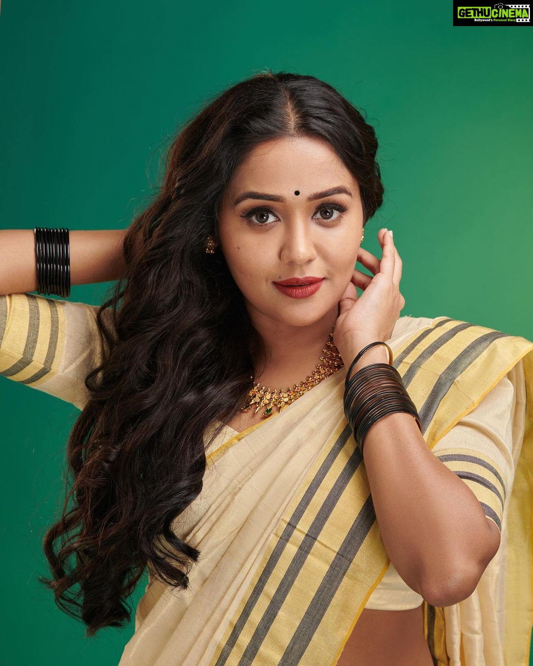 Ananya Instagram - ഓണാശംസകൾ 🌼🌸🌺 Stylised by : @sabarinathk_ Pic : @plan.b.actions Assisted: @dayonphotos Saree : @kasavukada_1985 Jewellery: @mayoorajewelerydesigns Mua : @pinkyvisal Studio : @maxxocreative #onam #kerala #onamcelebration #festival #love #saree #onamvibes #❤️