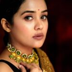 Ananya Instagram - 🖤❤️🧿 Stylist: @sabarinathk_ Saree: @milandesignkochi Jewellery: @meralda.jewels Mu: @abilashchickumakeupartist 📸: @jeo_jomey Studio: @maxxocreative