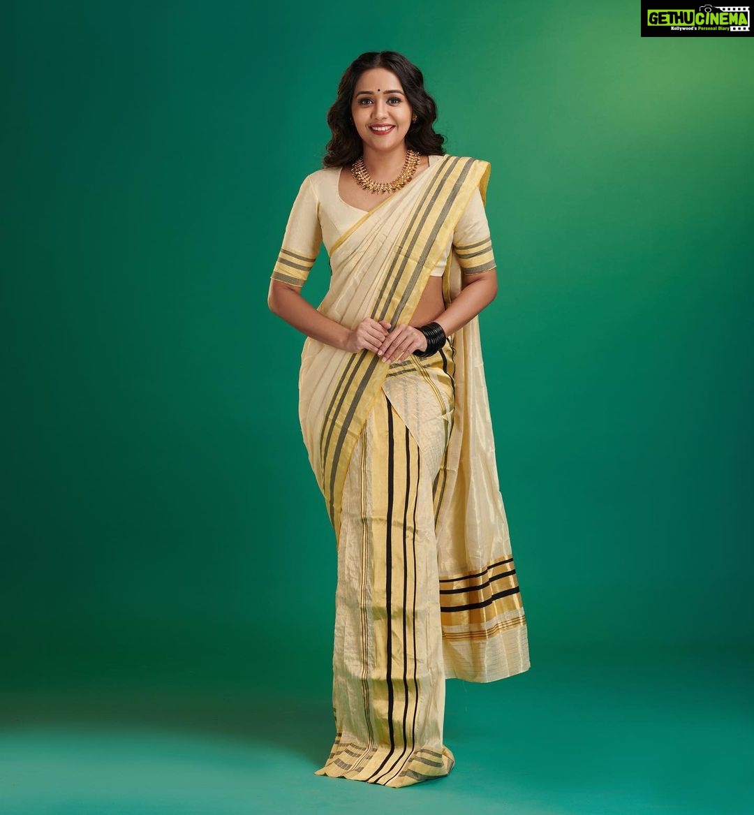 Ananya Instagram - ഓണാശംസകൾ 🌸🌼🍀❤️ Stylist: @sabarinathk_ Pic : @plan.b.actions Assisted: @dayonphotos Saree : @kasavukada_1985 Jewellery: @mayoorajewelerydesigns Mua : @pinkyvisal Studio : @maxxocreative #onam #festival #kerala #thiruvonam #pookalam #family #smile #onamcelebration #onamspecial #love #saree #onamvibe #❤️