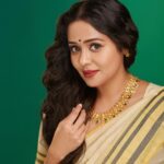 Ananya Instagram - ഓണാശംസകൾ 🌸🌼🍀 Stylist: @sabarinathk_ Makeup: @pinkyvisal Captured: @plan.b.actions Saree : @kasavukada_1985 Jewellery: @mayoorajewelerydesigns Studio: @maxxocreative #onam #festival #happiness #celebration #love #family #positivity