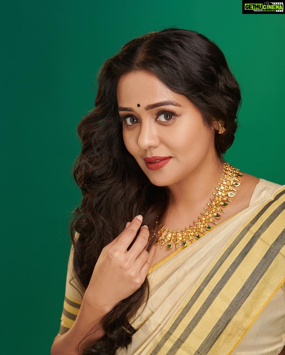 Ananya Instagram - ഓണാശംസകൾ 🌸🌼🍀 Stylist: @sabarinathk_ Makeup: @pinkyvisal Captured: @plan.b.actions Saree : @kasavukada_1985 Jewellery: @mayoorajewelerydesigns Studio: @maxxocreative #onam #festival #happiness #celebration #love #family #positivity