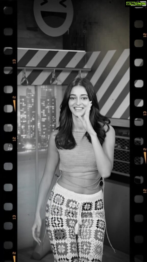 Ananya Panday Instagram - Just ignore me trying to steal @ayushmannk joke and go watch the DreamGirl 2 trailer now!!!! (Link in bio) 🤡