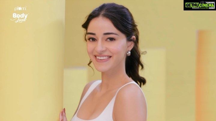 Ananya Panday Instagram - Odor-free underarms ALL DAY LONG!! 🤩 Grab these aluminium-free Deodorant Roll-Ons from @plumbodylovin with lactic acid & glycolic acid to exfoliate, brighten & act on pigmentation at just ₹299! 💖 Oh & you can get a flat 15% off using my exclusive code AP15 on plumgoodness.com 😉 Just Twist, Roll & Go!! 💃 #ad