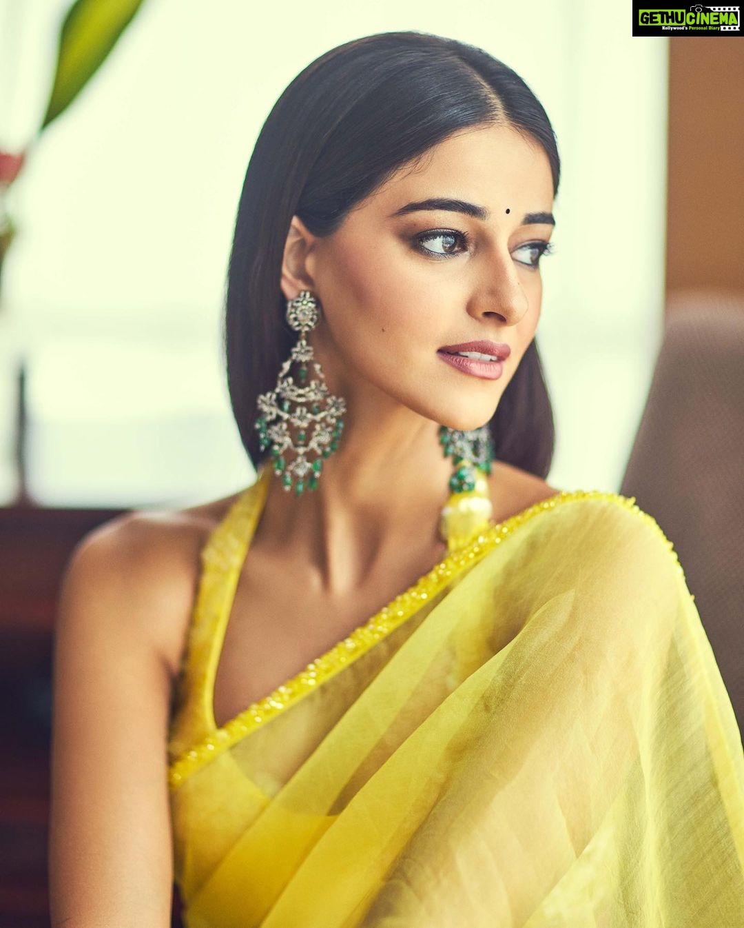 Ananya Panday Instagram - मुस्कुराइए की आप लखनऊ में हैं 😁 #DreamGirl2 25th August ❤️ Lucknow, Uttar Pradesh