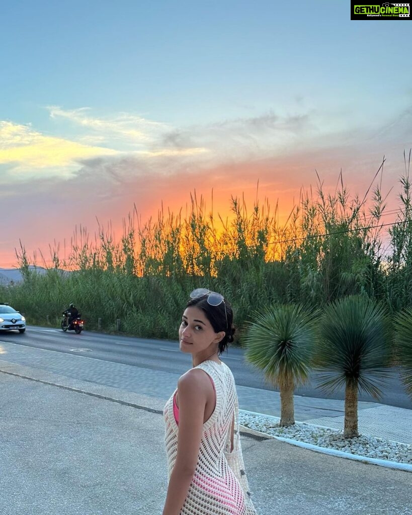 Ananya Panday Instagram - took the pink theme too seriously 🤭☀️