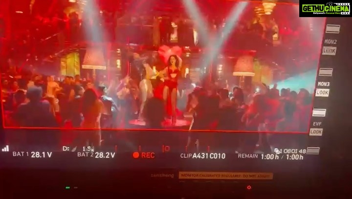 Ananya Panday Instagram - Had to post the full version of ‘Heart Throb’ from #RRKPK because it’s one of my most favourite and biggest moments ever!!!! 😱 To be in a song in a film that’s directed by @karanjohar I can’t even begin to explain what it means to me.. he’s the reason I ever wanted to act and be in movies and it’s the biggest dream come true - thank you for this Karan I love you 🥺 and to dance with the most rocking ever @ranveersingh no one does it like you - how how how??????? 🙌🏼🙌🏼🙌🏼 ❤️ forever grateful for this, thank you to the whole team 🤍 @manishmalhotra05 @remodsouza Rocky Aur Rani Kii Prem Kahaani is killing it in theatres rn go watch it 3 times 😛