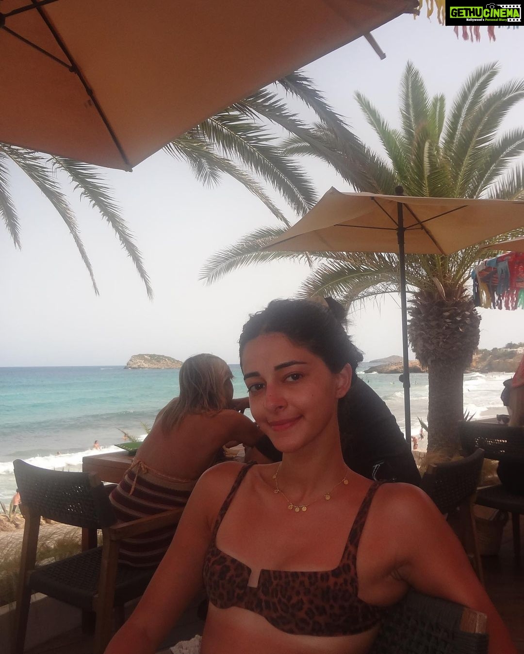 Ananya Panday Instagram - obsessed with rysa and her digital camera πΈπ (or is it the other way around π
)
