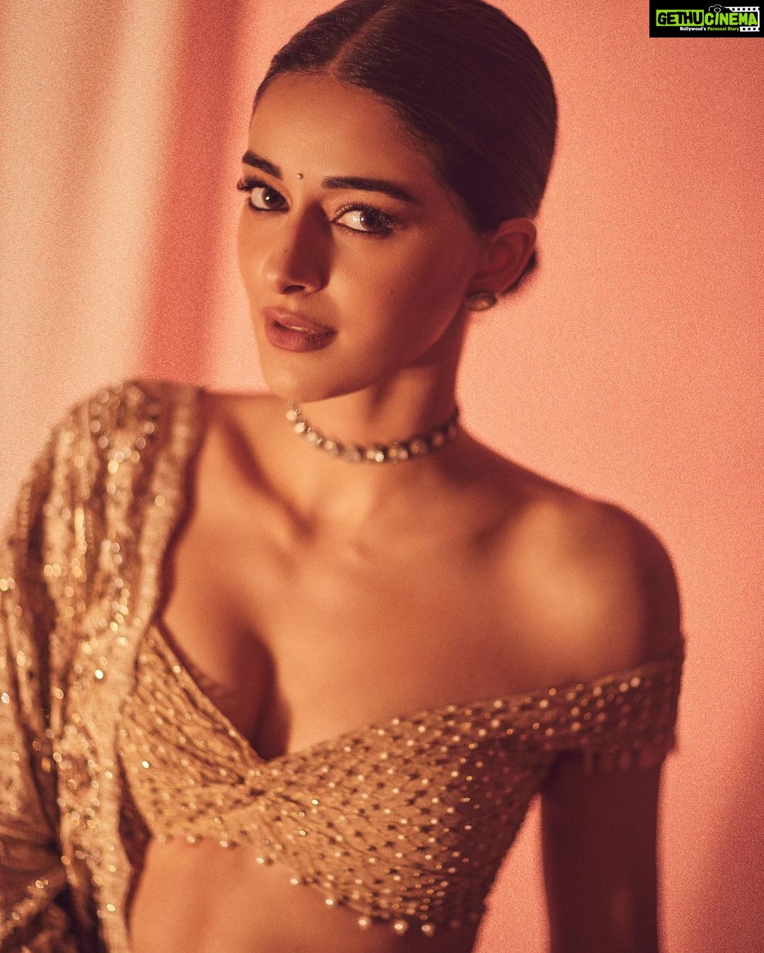 Ananya Panday Instagram - Sorry I couldn’t choose 😭😭😭 thank you @lokmat @amazonfashionin #LokmatMostStylish for the #MostStylishGlamIcon this is for my dream team who always make me feel like a dream girl 😇