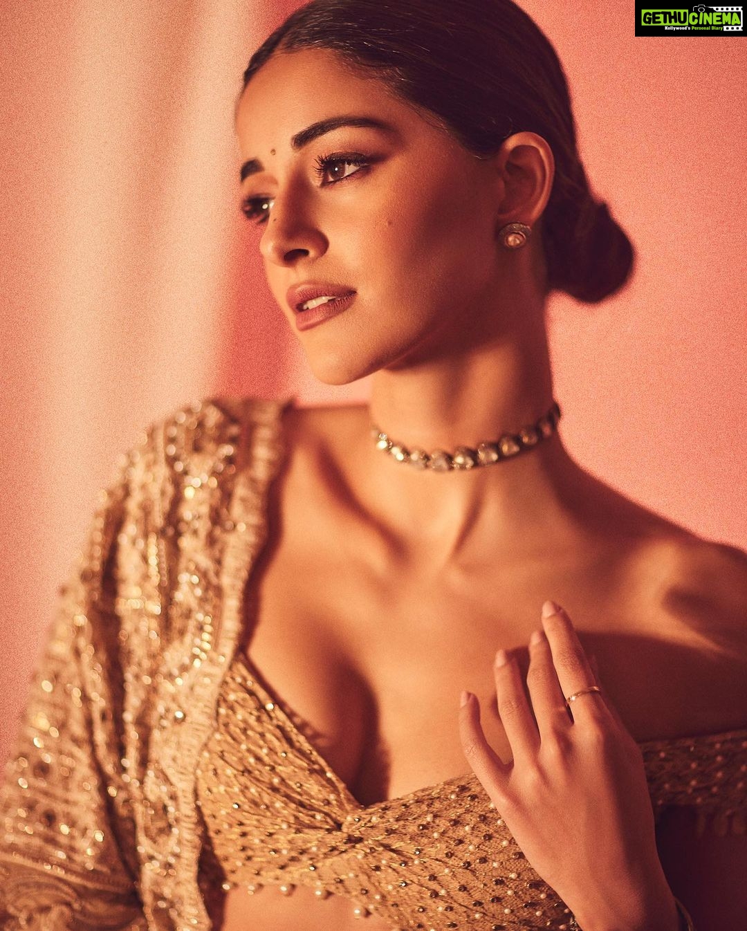 Ananya Panday Instagram - Sorry I couldn’t choose 😭😭😭 thank you @lokmat @amazonfashionin #LokmatMostStylish for the #MostStylishGlamIcon this is for my dream team who always make me feel like a dream girl 😇