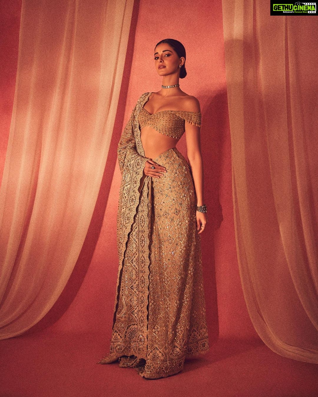 Ananya Panday Instagram - Sorry I couldn’t choose 😭😭😭 thank you @lokmat @amazonfashionin #LokmatMostStylish for the #MostStylishGlamIcon this is for my dream team who always make me feel like a dream girl 😇