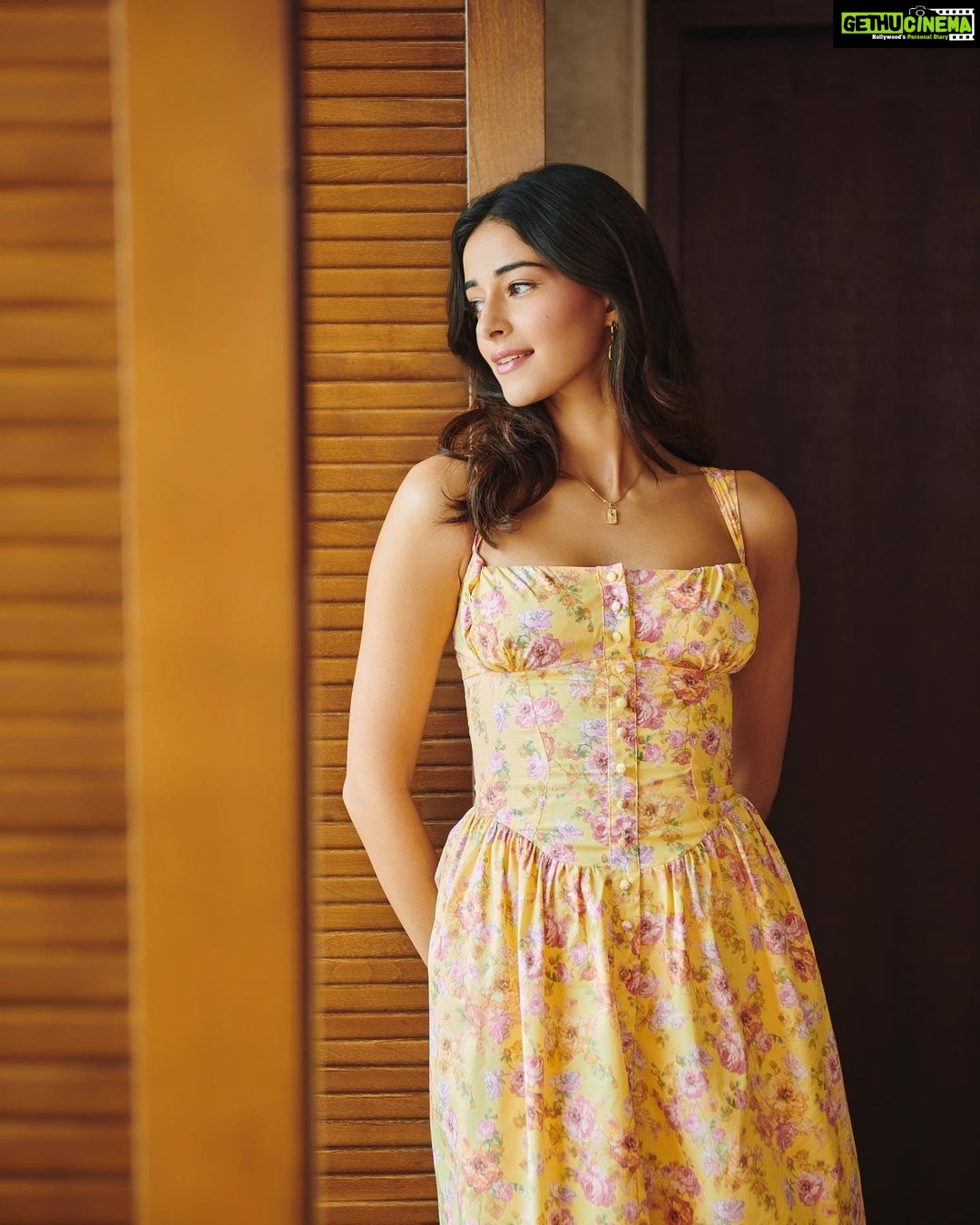 Ananya Panday Instagram - All smiles in Pune because #DreamGirl2 is yours in just 2 days 🤗❤️ book ur tickets now! (Link in bio) Pune, Maharashtra