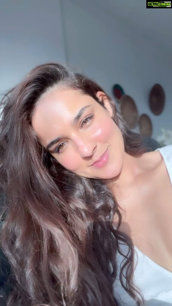 Angira Dhar Instagram - Let the light take care of your #nomakeup look ✨