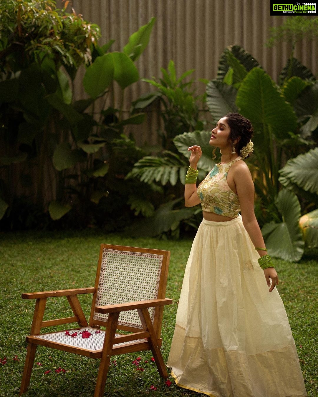 Anikha Instagram - 🌼🪷🌼 Styling : @amritha_lakshmi___ @styledby_al_ Photography : @yaami____ Mua : @sreegeshvasan_makeupartist Costume @padmanidhi_the_blouse_boutiqu Jewellery : @labroiche Location : @stay.dium