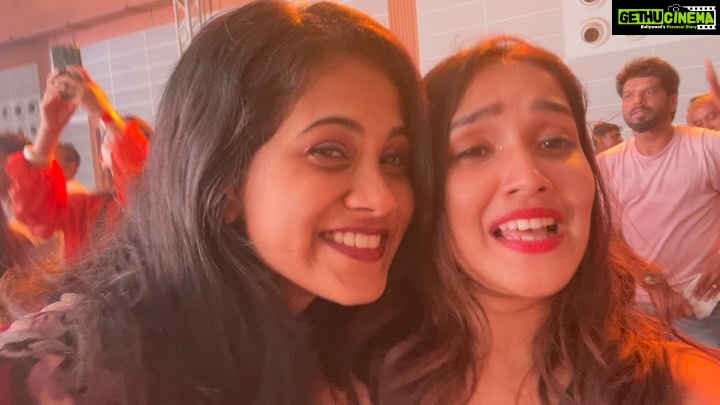 Anikha Instagram - some shaky concert footage from the @anirudhofficial show. you really forgot to take good content for instagram when you’re having the time of your life🫶🏽 thank you so much @pradeepnairs @jagadish_palanisamy.