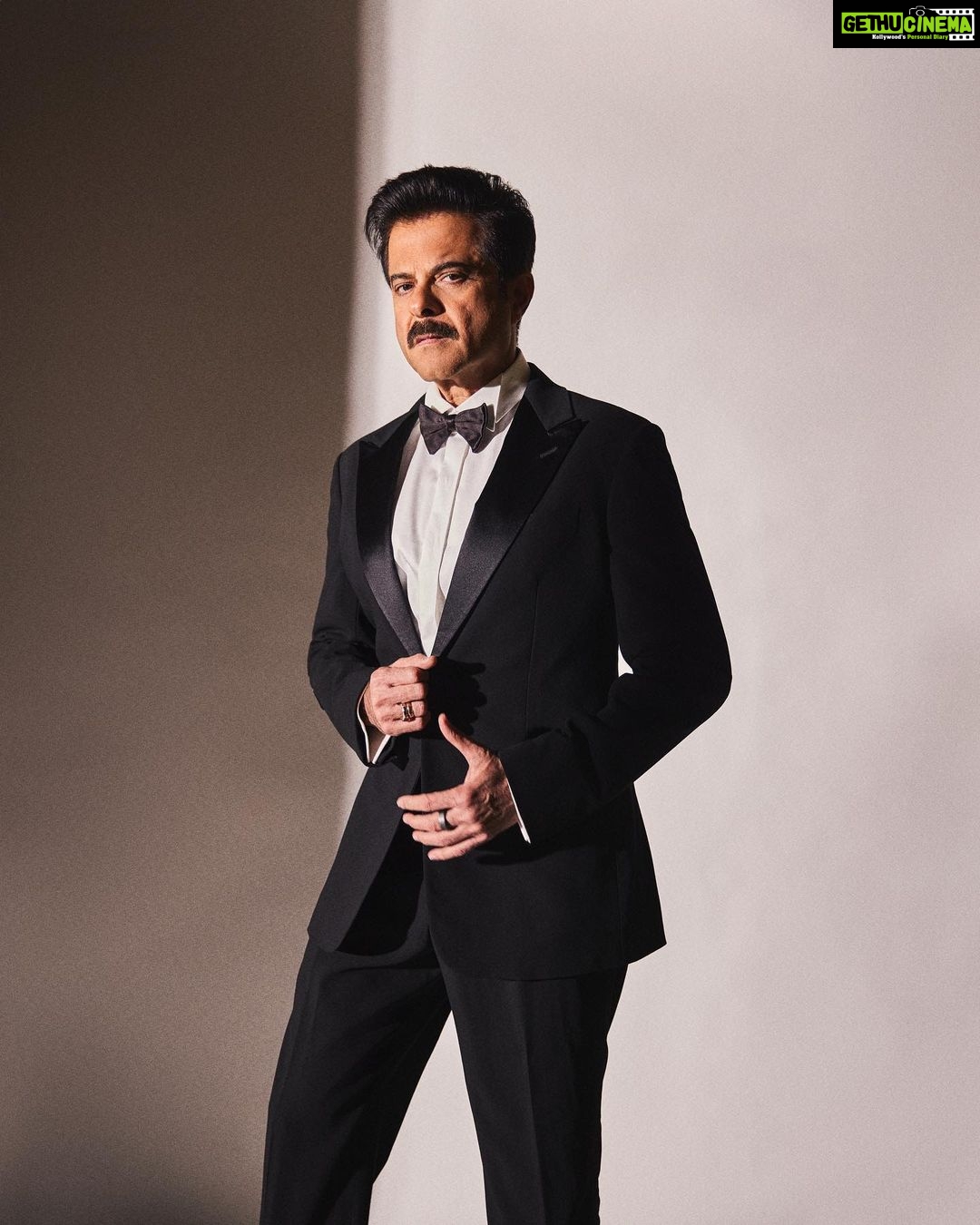 Anil Kapoor Instagram - Cool, confident & commanding! #tiffready #ThankYouForComing ๐ธ : @sheldon.santos Stylist: @saloniparekh__ Makeup Artist: @deepakchauhanartist Hairstylist: @raskarjaipal @whynot_byzeeba @tiff_net #tiff23 Roy Thomson Hall