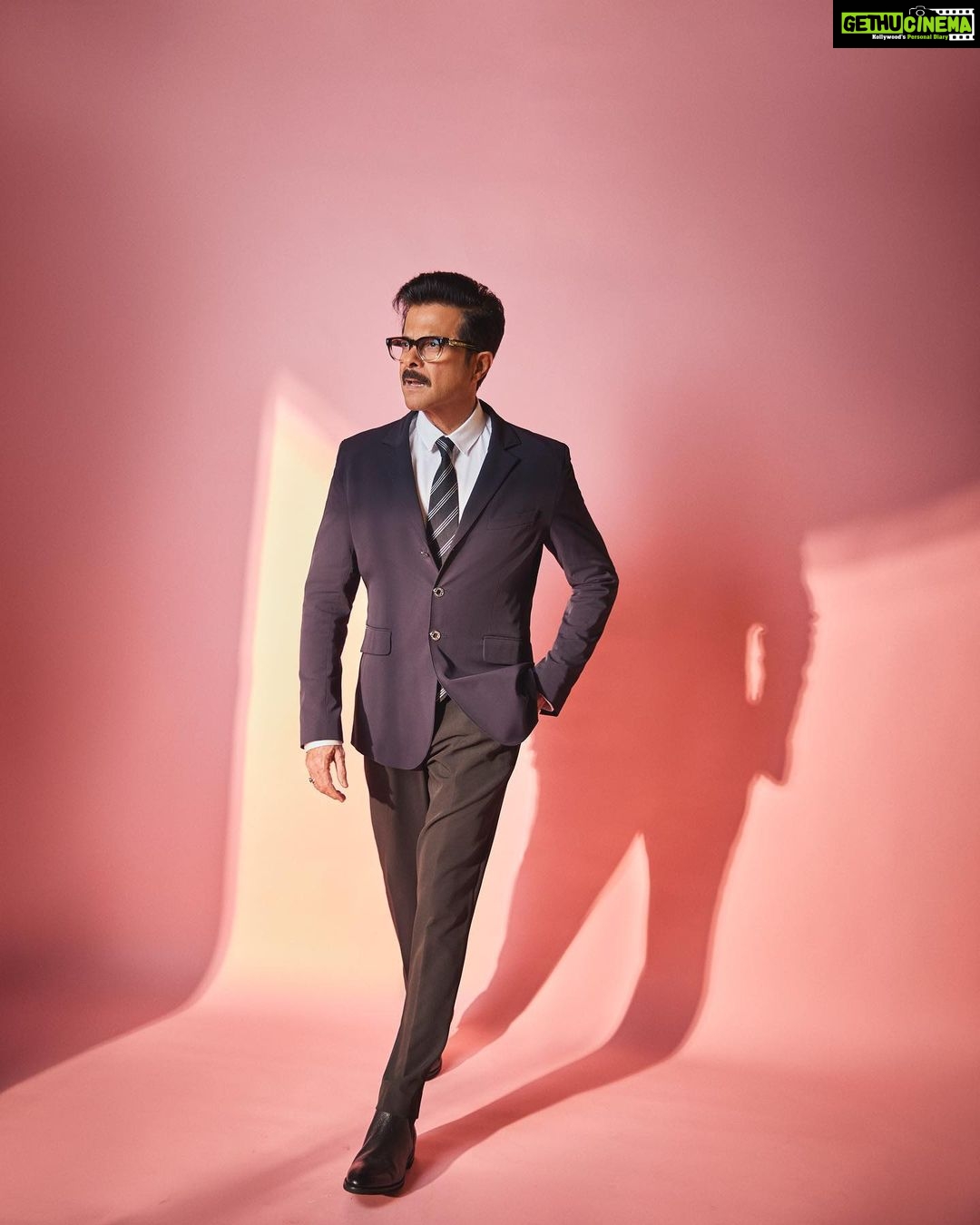 Anil Kapoor Instagram - I made you look! #ThankYouForComing ๐ธ: @sheldon.santos Stylist: @saloniparekh__ Makeup Artist: @deepakchauhanartist Hairstylist: @raskarjaipal @whynot_byzeeba @tiff_net #tiff23 Royal Alexandra Theatre