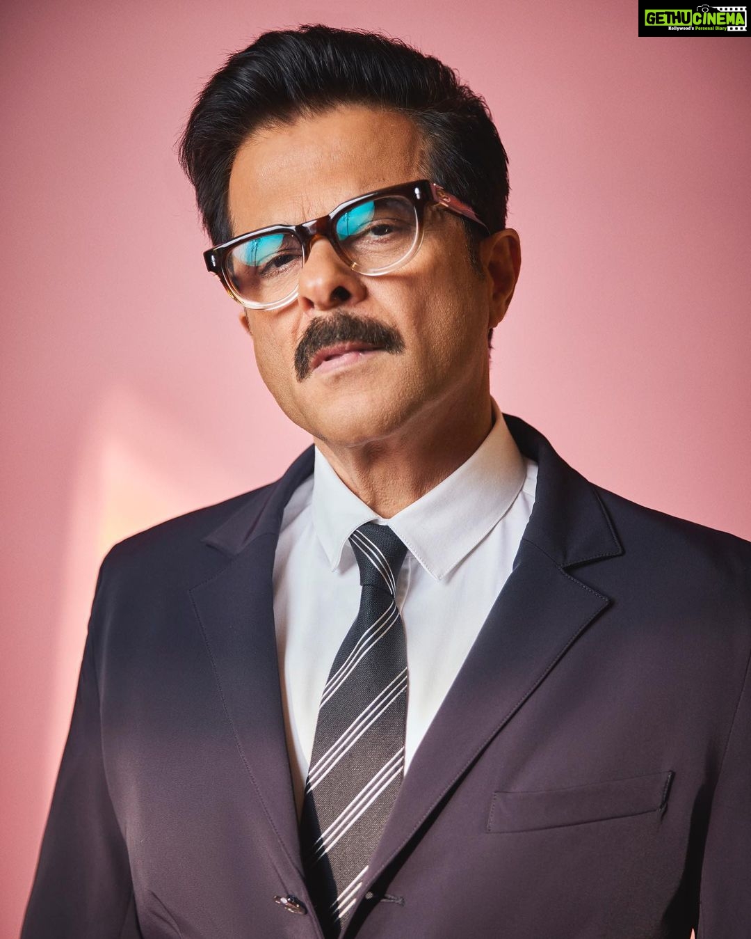 Anil Kapoor Instagram - I made you look! #ThankYouForComing ๐ธ: @sheldon.santos Stylist: @saloniparekh__ Makeup Artist: @deepakchauhanartist Hairstylist: @raskarjaipal @whynot_byzeeba @tiff_net #tiff23 Royal Alexandra Theatre