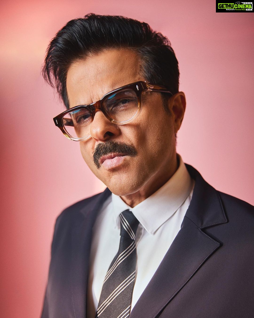 Anil Kapoor Instagram - I made you look! #ThankYouForComing ๐ธ: @sheldon.santos Stylist: @saloniparekh__ Makeup Artist: @deepakchauhanartist Hairstylist: @raskarjaipal @whynot_byzeeba @tiff_net #tiff23 Royal Alexandra Theatre