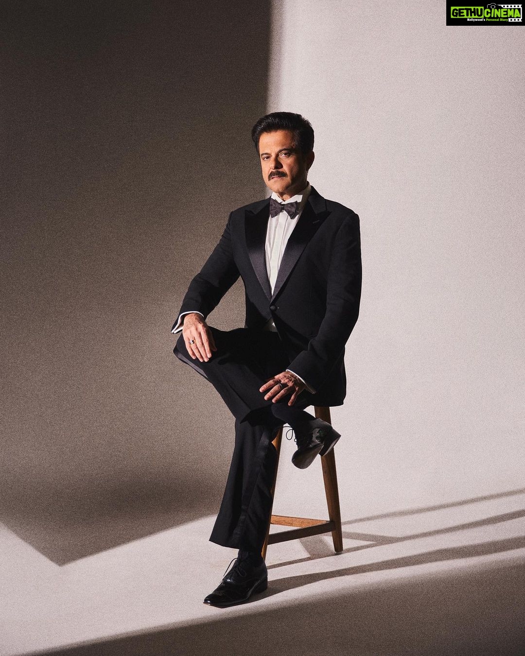Anil Kapoor Instagram - Cool, confident & commanding! #tiffready #ThankYouForComing ๐ธ : @sheldon.santos Stylist: @saloniparekh__ Makeup Artist: @deepakchauhanartist Hairstylist: @raskarjaipal @whynot_byzeeba @tiff_net #tiff23 Roy Thomson Hall