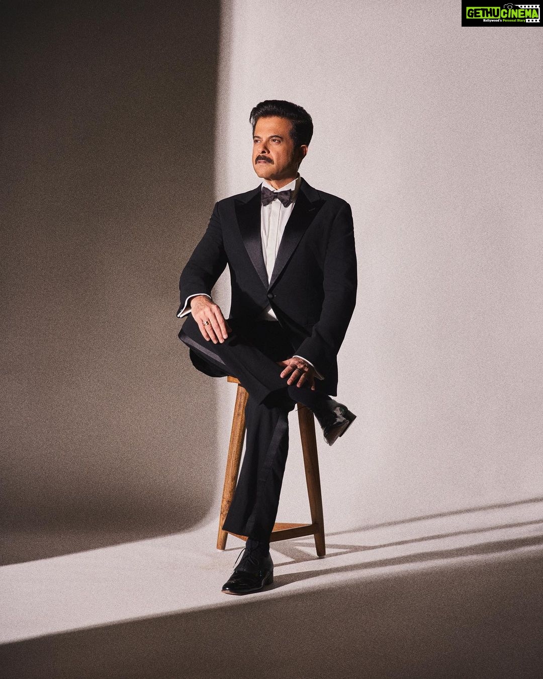 Anil Kapoor Instagram - Cool, confident & commanding! #tiffready #ThankYouForComing ๐ธ : @sheldon.santos Stylist: @saloniparekh__ Makeup Artist: @deepakchauhanartist Hairstylist: @raskarjaipal @whynot_byzeeba @tiff_net #tiff23 Roy Thomson Hall