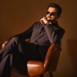 Anil Kapoor Instagram - Dapper & Daring #TIFFReady #ThankYouForComing 📸 : @sheldon.santos Stylist: @saloniparekh__ Makeup Artist: @deepakchauhanartist Hairstylist: @raskarjaipal @whynot_byzeeba @tiff_net #tiff2023 Toronto, Ontario