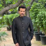 Anil Kapoor Instagram - Today in the Rashtrapati Bhavan, I had the incredible opportunity to meet the women and men who quite literally run our country. At the helm of our leadership is a lady so humble, warm and welcoming that you feel like you've known her forever. Guiding her are some of the smartest men and women who serve as ministers and supporting her behind the scenes is the most selfless group of people guarding her and serving their country in turn. It was both humbling and gratifying to know that our country is in such strong and capable hands and I'm so thankful for the opportunity to get to witness them in action. No better way to celebrate our #IndependenceDay! Vande Mataram! 🇮🇳🙏 Delhi, India