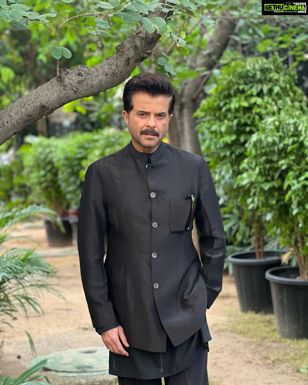 Anil Kapoor Instagram - Today in the Rashtrapati Bhavan, I had the incredible opportunity to meet the women and men who quite literally run our country. At the helm of our leadership is a lady so humble, warm and welcoming that you feel like you've known her forever. Guiding her are some of the smartest men and women who serve as ministers and supporting her behind the scenes is the most selfless group of people guarding her and serving their country in turn. It was both humbling and gratifying to know that our country is in such strong and capable hands and I'm so thankful for the opportunity to get to witness them in action. No better way to celebrate our #IndependenceDay! Vande Mataram! ๐ฎ๐ณ๐ Delhi, India