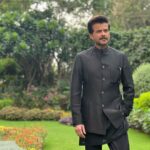 Anil Kapoor Instagram - Today in the Rashtrapati Bhavan, I had the incredible opportunity to meet the women and men who quite literally run our country. At the helm of our leadership is a lady so humble, warm and welcoming that you feel like you've known her forever. Guiding her are some of the smartest men and women who serve as ministers and supporting her behind the scenes is the most selfless group of people guarding her and serving their country in turn. It was both humbling and gratifying to know that our country is in such strong and capable hands and I'm so thankful for the opportunity to get to witness them in action. No better way to celebrate our #IndependenceDay! Vande Mataram! 🇮🇳🙏 Delhi, India