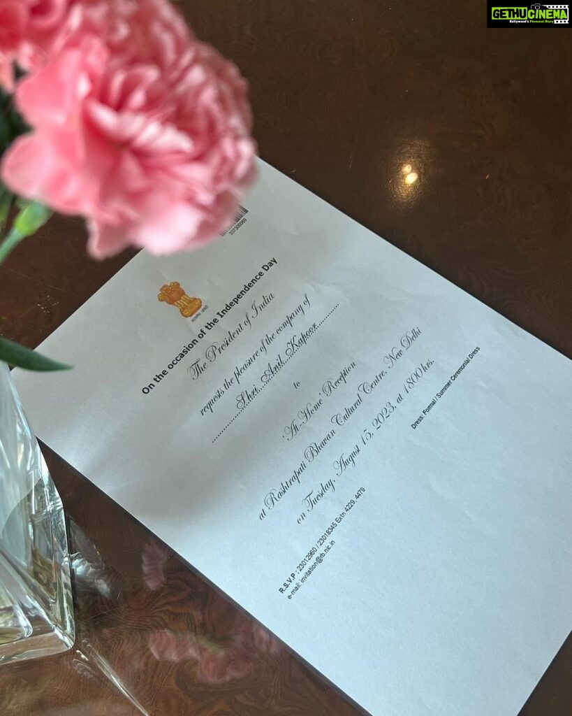 Anil Kapoor Instagram - Today in the Rashtrapati Bhavan, I had the incredible opportunity to meet the women and men who quite literally run our country. At the helm of our leadership is a lady so humble, warm and welcoming that you feel like you've known her forever. Guiding her are some of the smartest men and women who serve as ministers and supporting her behind the scenes is the most selfless group of people guarding her and serving their country in turn. It was both humbling and gratifying to know that our country is in such strong and capable hands and I'm so thankful for the opportunity to get to witness them in action. No better way to celebrate our #IndependenceDay! Vande Mataram! 🇮🇳🙏 Delhi, India