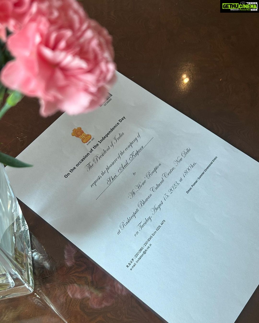 Anil Kapoor Instagram - Today in the Rashtrapati Bhavan, I had the incredible opportunity to meet the women and men who quite literally run our country. At the helm of our leadership is a lady so humble, warm and welcoming that you feel like you've known her forever. Guiding her are some of the smartest men and women who serve as ministers and supporting her behind the scenes is the most selfless group of people guarding her and serving their country in turn. It was both humbling and gratifying to know that our country is in such strong and capable hands and I'm so thankful for the opportunity to get to witness them in action. No better way to celebrate our #IndependenceDay! Vande Mataram! ๐ฎ๐ณ๐ Delhi, India