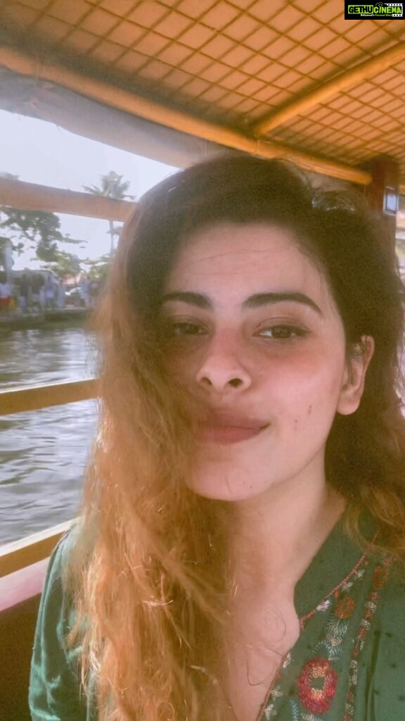 Anisha Victor Instagram - Allepey 🌴🛶 Backpacking in the backwaters and some thoughts. I came across this audio and I love it “The reality of our humanity is that we are all little bit average at a lot of things” Being average is the antithesis of everything taught to us as kids especially in an Indian household. But life would have been so much simpler if we just did things because we enjoy doing them and not because of the external pressures of the society or guilt ourselves to excel at things because that’s what is expected of us and anything short of that makes you a failure. We often forget this beautiful thing that is being Average and the unburdening of these unrealistic expectations that hold us back from being… just happy and doing things that bring us joy. #foodforthought #beautifulaudios #midweekmotivation #allepey #kerala #backwaters #travel #solo Allepey, Kerela