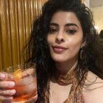 Anisha Victor Instagram - 🧡🧡🧡 Me and my beloved Gin 🥃 🍊 Gin lovers raise your hand (or glass😜) 🙋🏻‍♀️ Foo