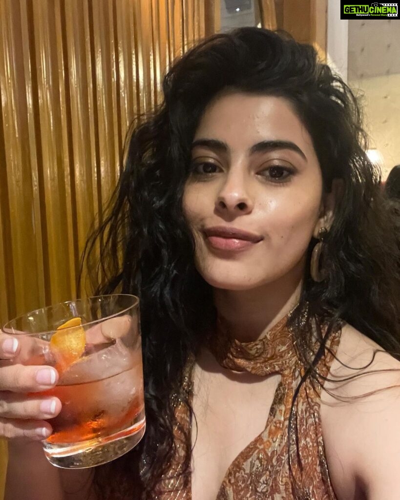 Anisha Victor Instagram - 🧡🧡🧡 Me and my beloved Gin 🥃 🍊 Gin lovers raise your hand (or glass😜) 🙋🏻‍♀️ Foo