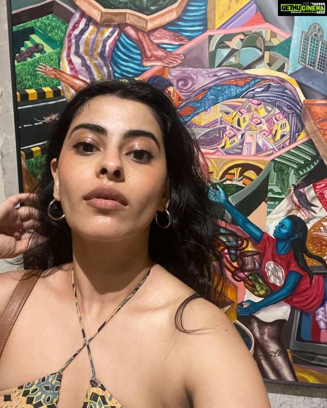 Anisha Victor Instagram - Art night 🖼️ Thursday with the launch of gallery @xxl.gallery exhibition OUTSIDERS. Huge congratulations to the team and @merchantofmuziris on this labour of love, so proud of you! 🌸 #art #artnight #galleryXXL