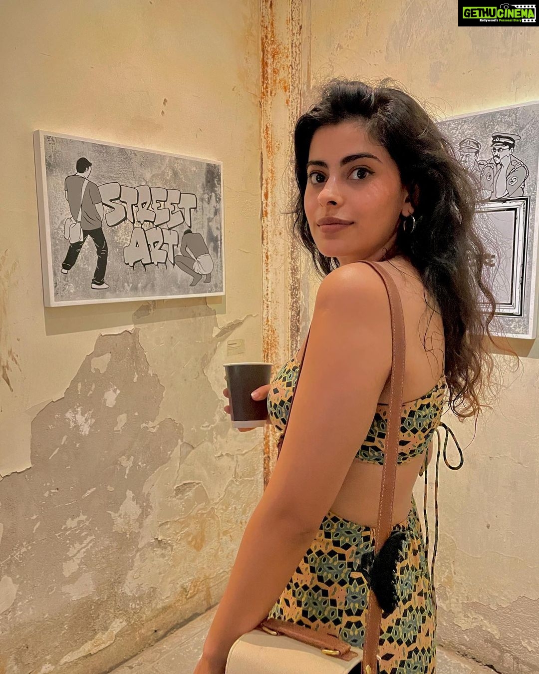 Anisha Victor Instagram - Art night 🖼️ Thursday with the launch of gallery @xxl.gallery exhibition OUTSIDERS. Huge congratulations to the team and @merchantofmuziris on this labour of love, so proud of you! 🌸 #art #artnight #galleryXXL