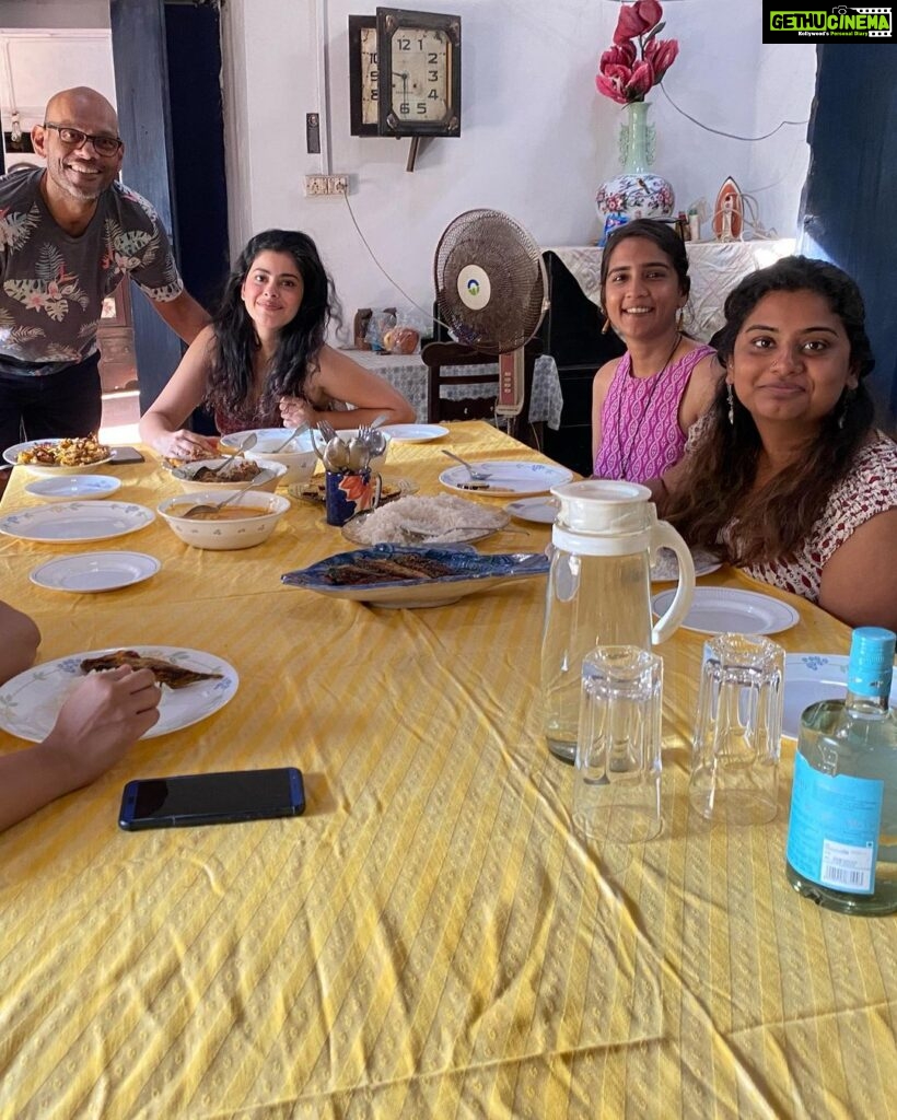 Anisha Victor Instagram - Seasons greetings to you all ⭐️ A tropical Christmas Lunch 🥗 in sunny Goa made by the sweetest Goan lady and relished by this mini college reunion #impromptulunch #goanchristmas #seasonsgreetings #aboutyesterday 🎄 Goa, India