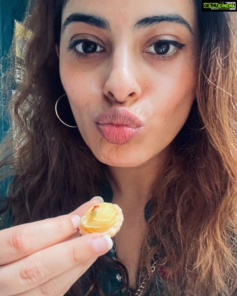 Anisha Victor Instagram - Self disciplining ourselves on portion control with these mini 🍋lemon tarts. @dancing_vector is obviously not very thrilled about it. Anybody who knows me well knows how crazy I am about lemon desserts... Yes more than chocolate so that's saying a lot…pat on the back for satiating my craving with this teeny tiny #tart Oh!And Masala chai in बारिश ☔ Candies