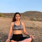 Anisha Victor Instagram - Never underestimate the smallest of your efforts. Remember pebbles pile up to become mountains ~ @hansajiyogendra International Day of Yoga ‘23 योगा से ही होगी 🧘🏻‍♀️ & Summer Solstice #YogaDay #YogaSehiHoga 🌸 #summersolstice #longestdayoftheyear 🌎 #sportswear #sports #yogawear #athletic Western Ghats