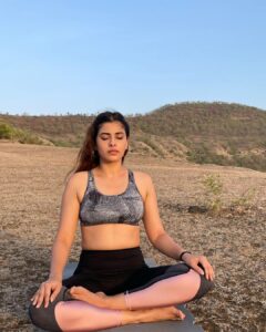 Anisha Victor Instagram - Never underestimate the smallest of your efforts. Remember pebbles pile up to become mountains ~ @hansajiyogendra International Day of Yoga ‘23 योगा से ही होगी 🧘🏻‍♀️ & Summer Solstice #YogaDay #YogaSehiHoga 🌸 #summersolstice #longestdayoftheyear 🌎 #sportswear #sports #yogawear #athletic Western Ghats
