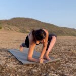 Anisha Victor Instagram - Never underestimate the smallest of your efforts. Remember pebbles pile up to become mountains ~ @hansajiyogendra International Day of Yoga ‘23 योगा से ही होगी 🧘🏻‍♀️ & Summer Solstice #YogaDay #YogaSehiHoga 🌸 #summersolstice #longestdayoftheyear 🌎 #sportswear #sports #yogawear #athletic Western Ghats