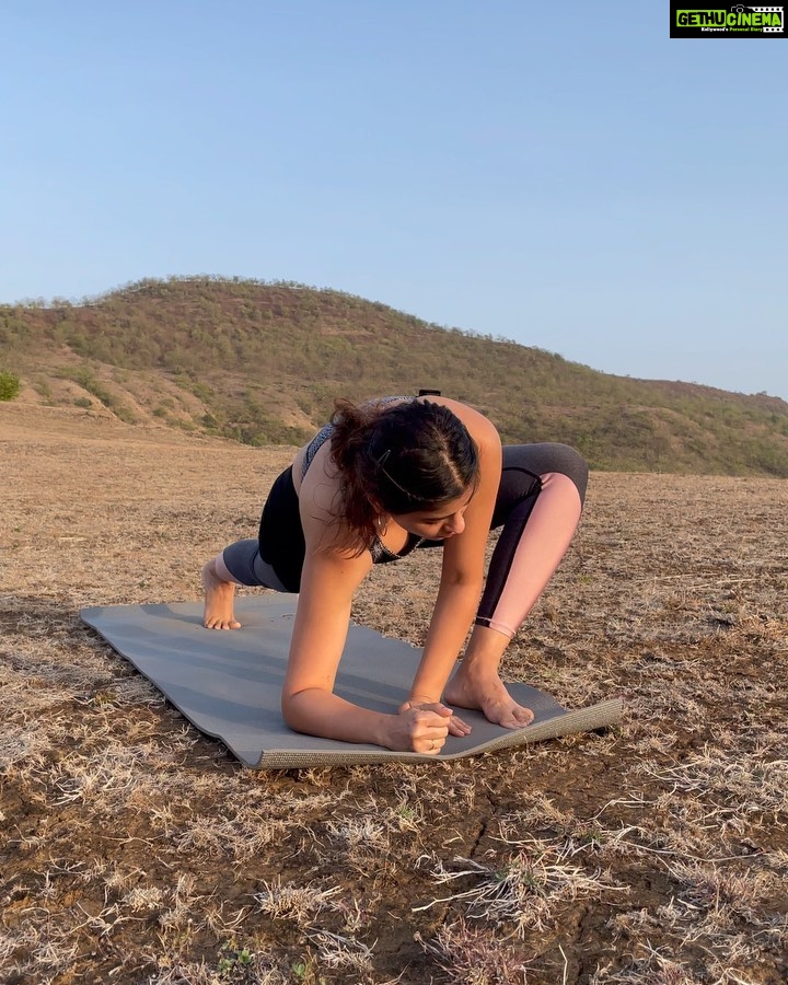 Anisha Victor Instagram - Never underestimate the smallest of your efforts. Remember pebbles pile up to become mountains ~ @hansajiyogendra International Day of Yoga ‘23 योगा से ही होगी 🧘🏻‍♀ & Summer Solstice #YogaDay #YogaSehiHoga 🌸 #summersolstice #longestdayoftheyear 🌎 #sportswear #sports #yogawear #athletic Western Ghats
