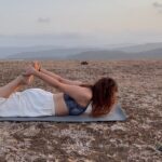 Anisha Victor Instagram - Never underestimate the smallest of your efforts. Remember pebbles pile up to become mountains ~ @hansajiyogendra International Day of Yoga ‘23 योगा से ही होगी 🧘🏻‍♀️ & Summer Solstice #YogaDay #YogaSehiHoga 🌸 #summersolstice #longestdayoftheyear 🌎 #sportswear #sports #yogawear #athletic Western Ghats