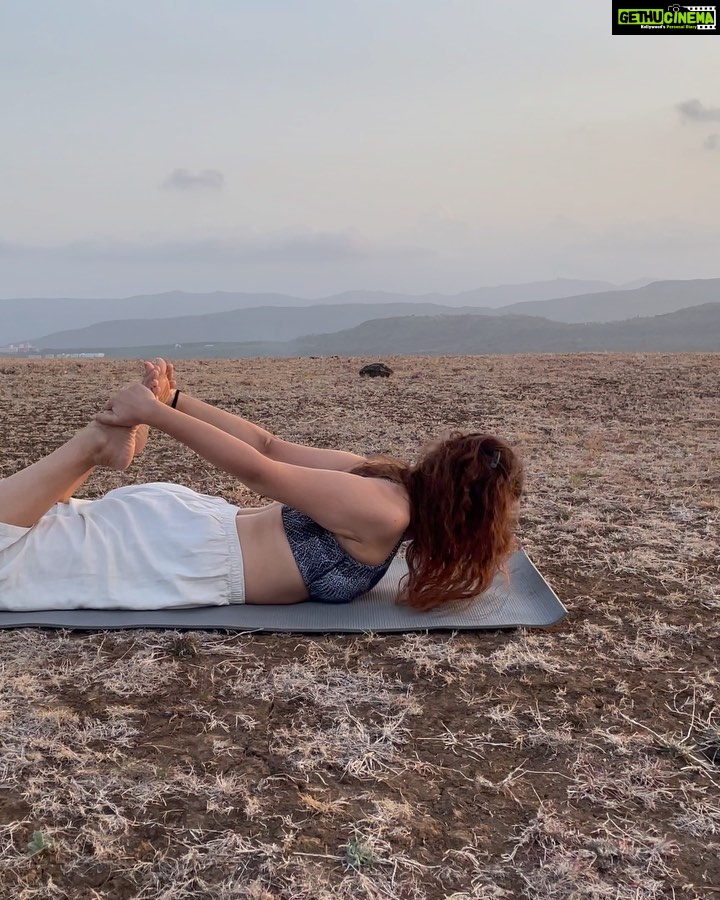 Anisha Victor Instagram - Never underestimate the smallest of your efforts. Remember pebbles pile up to become mountains ~ @hansajiyogendra International Day of Yoga ‘23 योगा से ही होगी 🧘🏻‍♀️ & Summer Solstice #YogaDay #YogaSehiHoga 🌸 #summersolstice #longestdayoftheyear 🌎 #sportswear #sports #yogawear #athletic Western Ghats