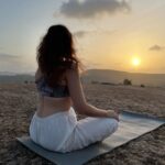 Anisha Victor Instagram - Never underestimate the smallest of your efforts. Remember pebbles pile up to become mountains ~ @hansajiyogendra International Day of Yoga ‘23 योगा से ही होगी 🧘🏻‍♀️ & Summer Solstice #YogaDay #YogaSehiHoga 🌸 #summersolstice #longestdayoftheyear 🌎 #sportswear #sports #yogawear #athletic Western Ghats