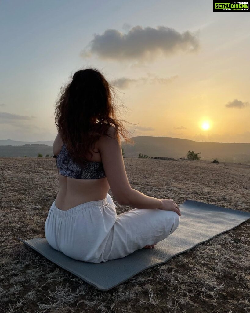 Anisha Victor Instagram - Never underestimate the smallest of your efforts. Remember pebbles pile up to become mountains ~ @hansajiyogendra International Day of Yoga ‘23 योगा से ही होगी 🧘🏻‍♀️ & Summer Solstice #YogaDay #YogaSehiHoga 🌸 #summersolstice #longestdayoftheyear 🌎 #sportswear #sports #yogawear #athletic Western Ghats