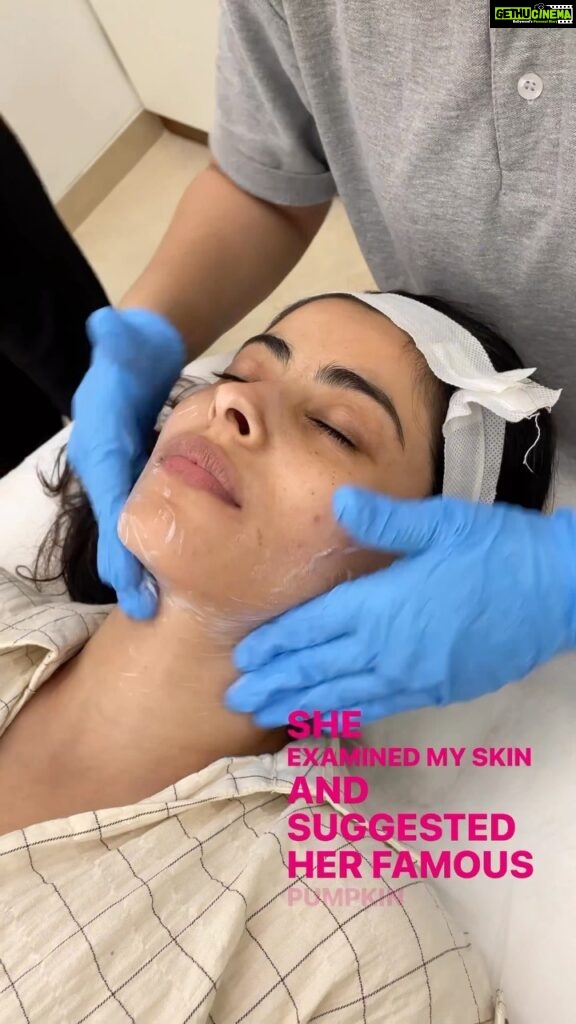 Anisha Victor Instagram - Come along for a glow up 🎃 I have a friend’s wedding in 2 days so I am heading to Dr. Farida Modi for a glow up. She examined my skin and suggested her famous Pumpkin facial It is supposed to rejuvenate my skin and give me glowing skin. So firstly they cleasned my skin and applied a Pumpkin peel and massaged it in This was followed by a neutralizet and a brightening serum. This poration device helps the product to seep into my skin After another's quick massage, they applied a cooling mask and oh my God it’s my new BFF this summer. And the session ended with a radiance serum. I love the Result ❤️ #dermatologist #glowup #pumpkinpeelfacial #skincare #skincareroutine #skincarecommunity #skincarejunkie #skincaredaily Opera House, Bombay